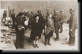 Prislusnici zidovskeho odboje zajati behem povstani ve varsavskem ghettu, duben - kveten 1943 * 689 x 450 * (219KB)